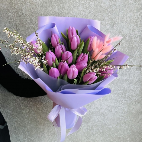 Букет из сиреневых тюльпанов