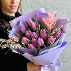 Букет из сиреневых тюльпанов