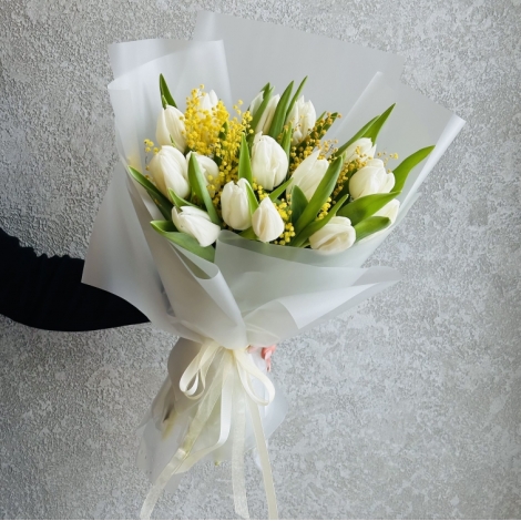 Букет из белых тюльпанов и мимозы