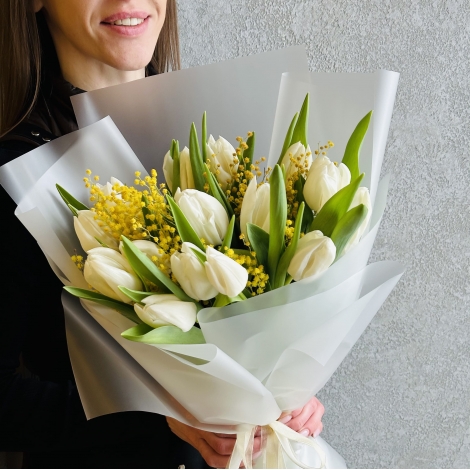 Букет из белых тюльпанов и мимозы