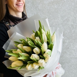 Букет из белых тюльпанов