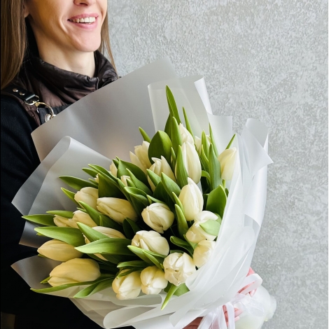 Букет из белых тюльпанов
