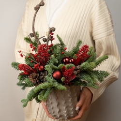 Композиция №13 из нобилиса с ветками илекса