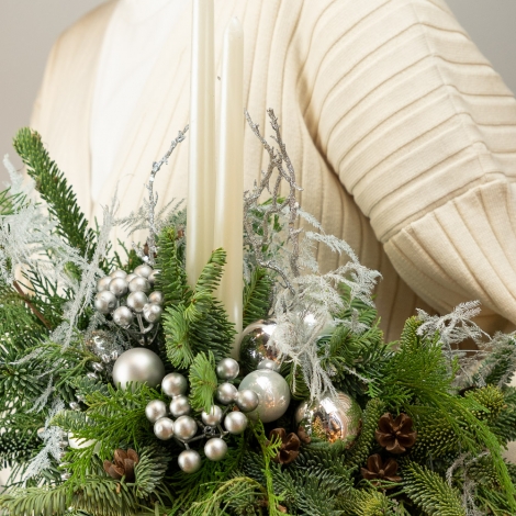 Композиция №12 из нобилиса в керамическом кашпо с бусами