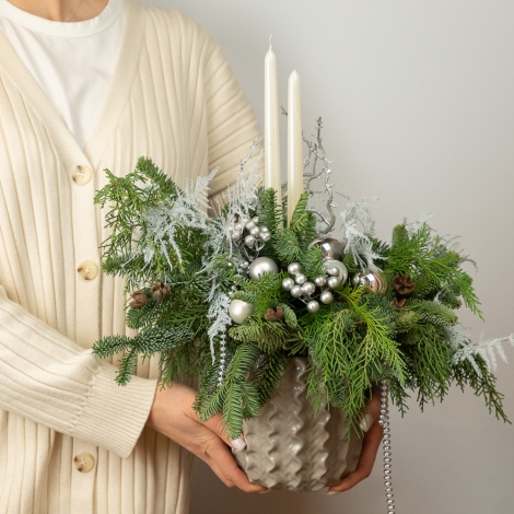 Композиция №12 из нобилиса в керамическом кашпо с бусами