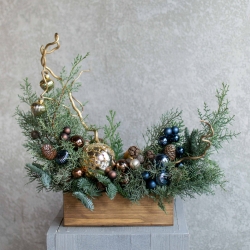 Композиция №17 с дорогой ёлочной игрушкой, размер М