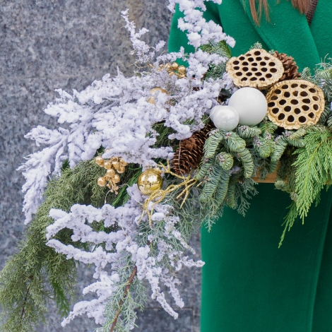Композиция №1 в деревянном кашпо с нобилисом, рускусом и лотосами