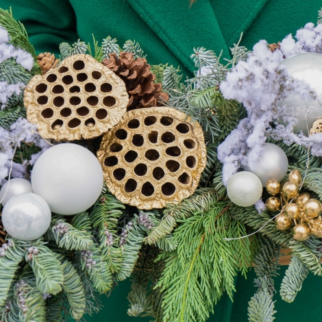 Композиция №1 в деревянном кашпо с нобилисом, рускусом и лотосами