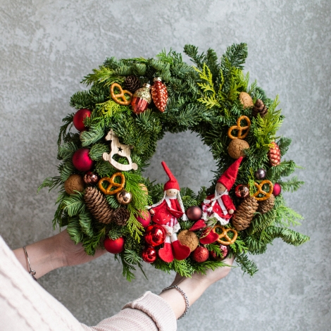 Рождественский венок в красной гамме