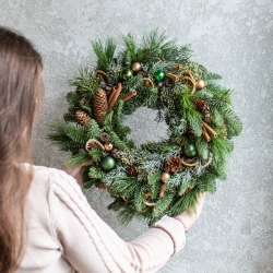Рождественский венок в зеленой гамме