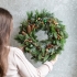 Рождественский венок в зеленой гамме
