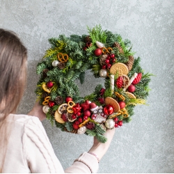 Рождественский венок в красной гамме