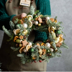 Рождественский венок в золотой гамме