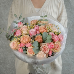 Букет из роз с ромашками и эвкалиптом