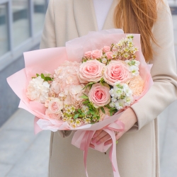 Букет Венди с гортензией, розами и хамелациумом