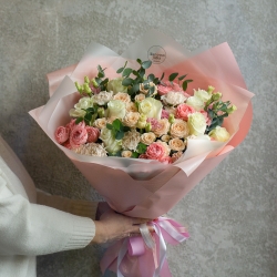 Букет Милослава с миксом роз, эустомой и эвкалиптом