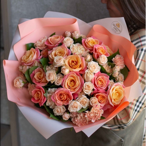 Букет Ариана с розами Мисс Пигги и кустовыми розами