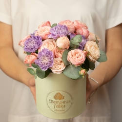 Коробка с кустовыми розами и гвоздиками, размер S