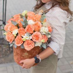 Коробка бархатная с розами, эустомой и эвкалиптом, размер L