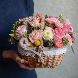 Корзина Ралина с розами, эустомой и диантусами