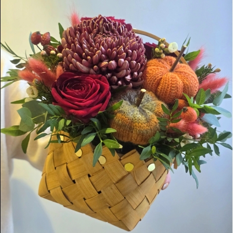 Осенняя композиция в корзинке с хризантемой Бигуди и декоративными тыквами Осенняя композиция в корзинке с хризантемой Бигуди и декоративными тыквами