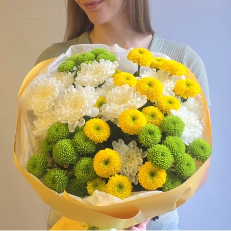 Яркий букет из кустовых хризантем