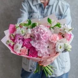 Букет Дана с гортензией и розами
