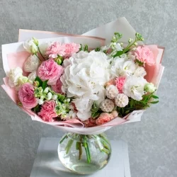 Букет Сильвия с гортензией и розами