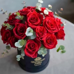 Коробка бархатная с красными розами и эвкалиптом, размер М