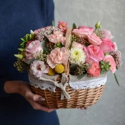 Корзина Ралина с розами, эустомой и диантусами